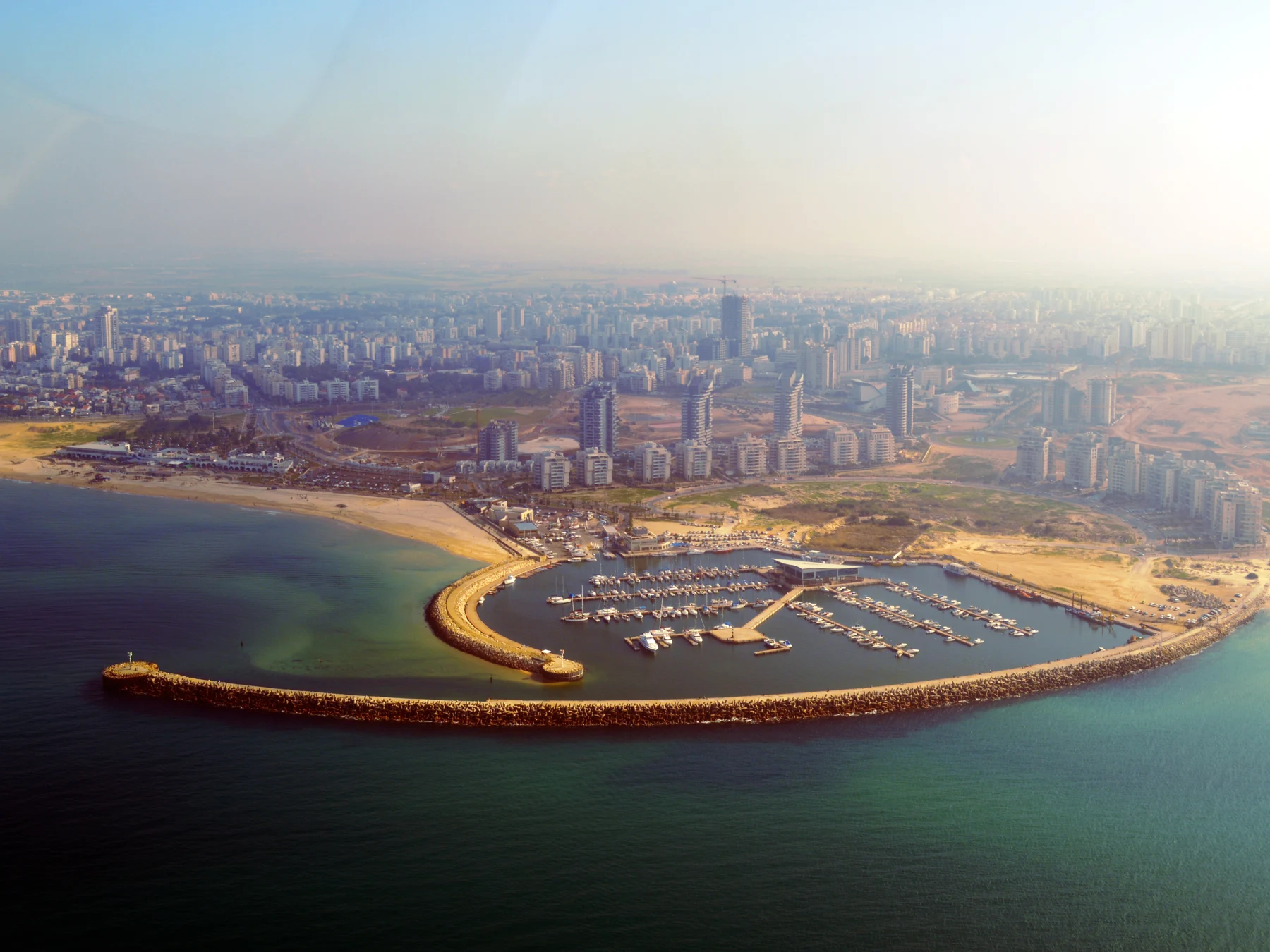 La marina, la plage et les quartiers d’Ashdod vus du ciel