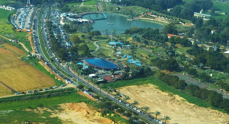 Le parc de Ra’anana, son lac et ses espaces verts vus du ciel