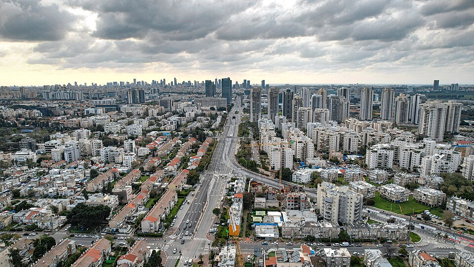 La rue Jabotinsky et les quartiers de Petah Tikva vus du ciel