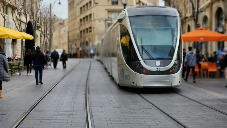 Le tramway dans une rue piétonne de Jérusalem