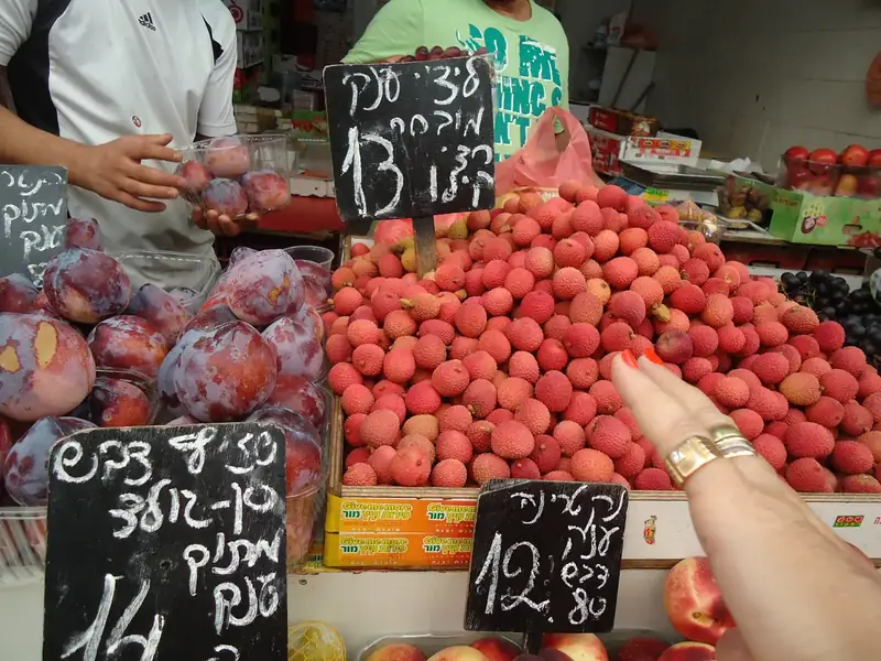 Un étal de fruits au marché Mahane Yehuda de Jérusalem, avec ses prix en hébreu