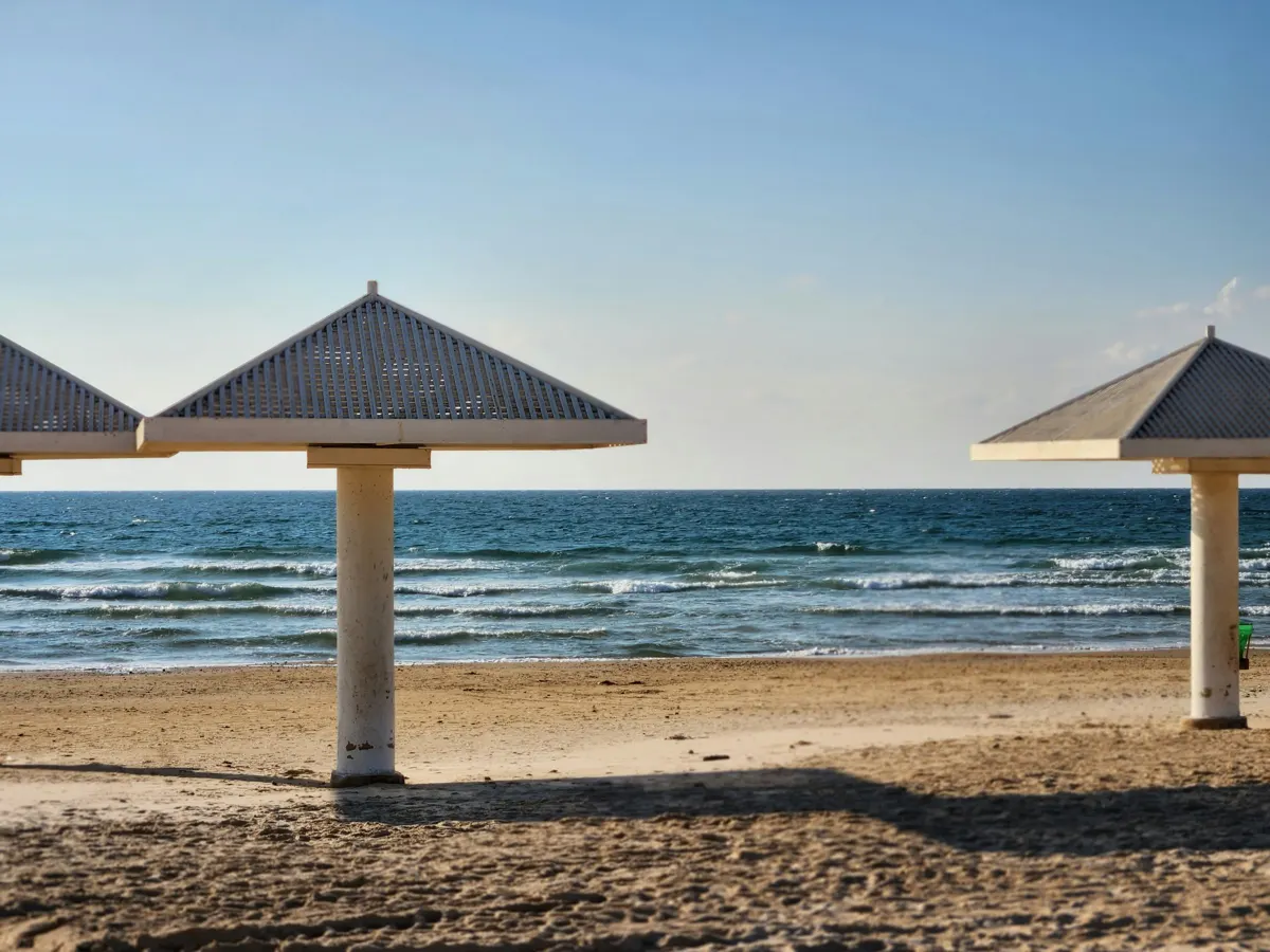 Des parasols sur la plage de Netanya face à la mer
