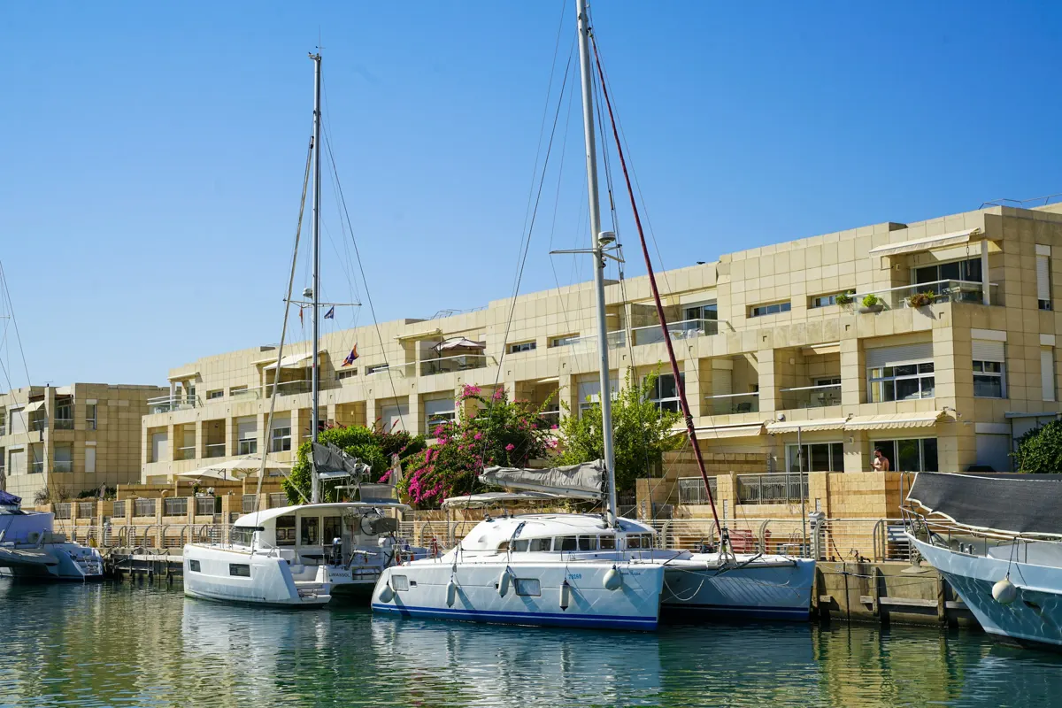 Des immeubles clairs au-dessus de la marina de Herzliya