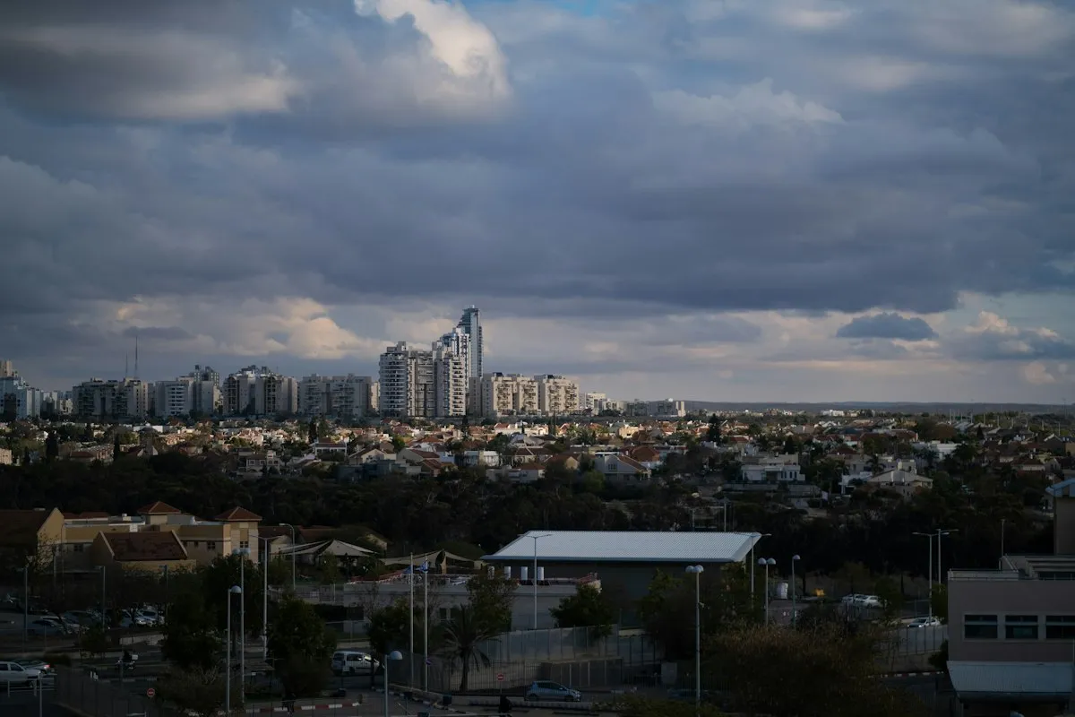 Vue de Beer-Sheva sous un ciel nuageux